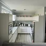 Modern Oasis Lejlighed