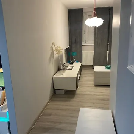 Modern Oasis דירה